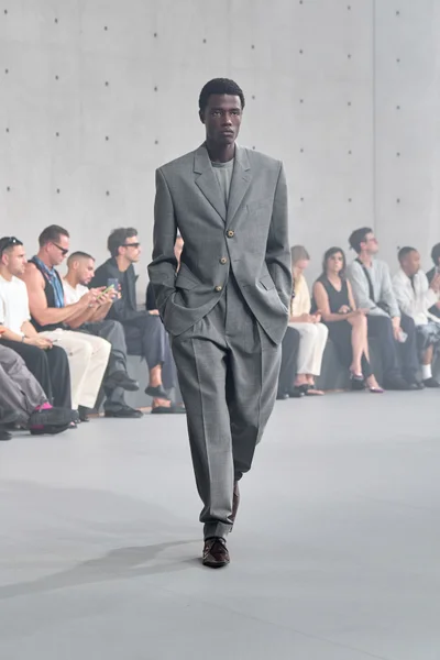Look 15